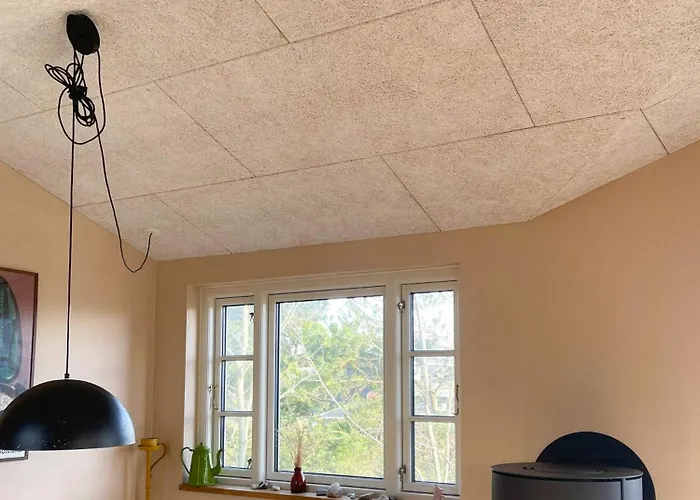 Charming Two-story Summer House Near Hébergement de vacances Grenå