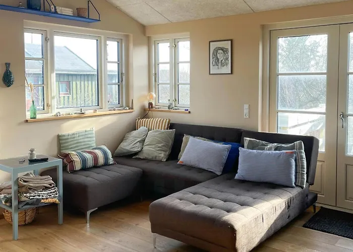 Hébergement de vacances Charming Two-story Summer House Near *